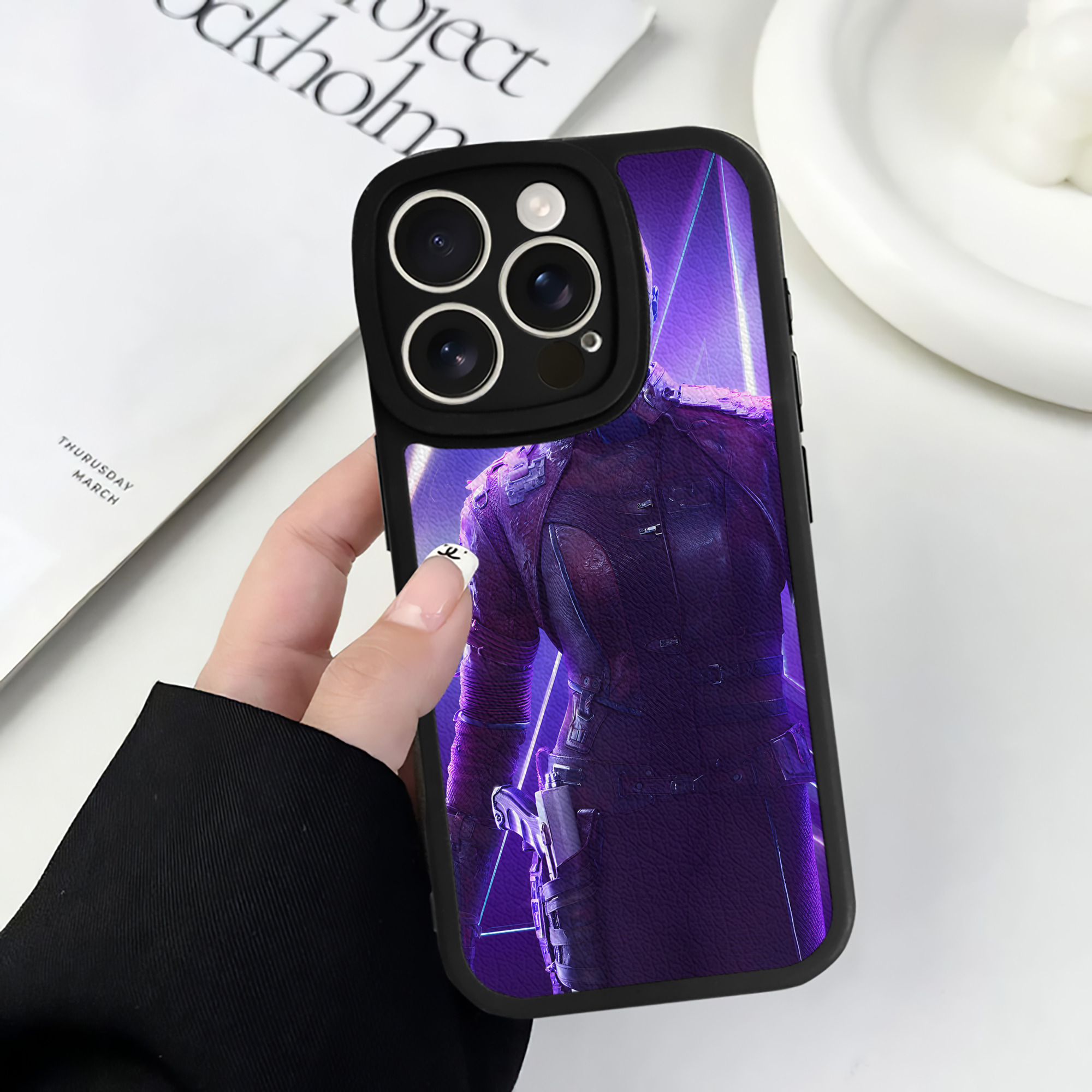 （画像用） アベンジャーズ The Avengers 【iPhone 16シリーズ対応】シリコンスマホケース（レザー調） 材質：シリコン